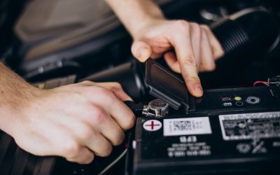 ¿Cómo debo cuidar la batería de mi auto?